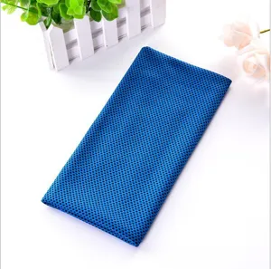 Serviette de sport rafraîchissante bleue pour le fitness, absorbant la sueur et séchage rapide.
