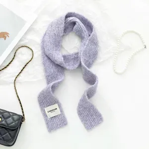 Weicher, lila Strickschal Detailansicht, kuscheln im Winter mit schickem Etikett Design.