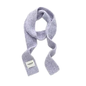 Gemütlicher Damen Strickschal, weicher schmaler Winterschal in hellem Lila modisch.