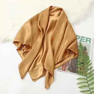Effen 90cm satijnen vierkante sjaal in goudkleur, elegante en veelzijdige haar- en halsaccessoire.