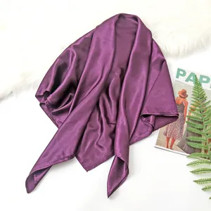 Elegante paarse satijnen vierkante sjaal voor dames, veelzijdig accessoire voor herfst en lente.