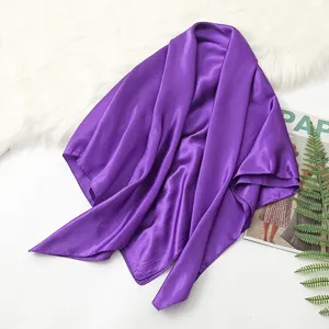 Effen paarse sateen vierkante sjaal voor vrouwen, veelzijdige 90 cm hoofddoek en omslagdoek.