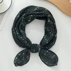 Detailansicht des Vintage-quadratischen Schals mit feiner dunkler Musterung und Knotendesign.
