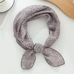 Nahaufnahme des Vintage Blumen Baumwolle Leinen Schals, elegantes Halstuch für Damen Mode.