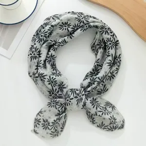 Elegantes quadratisches Baumwoll-Leinen Halstuch mit Blumenmuster für modebewusste Damen.