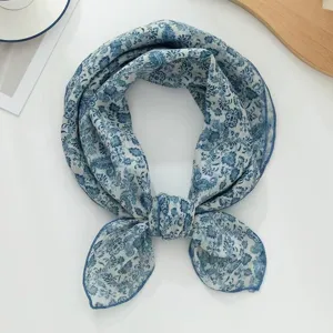 Detailansicht des blauen Vintage Blumenmuster quadratischen Schals, elegantes Halstuch für Damen.