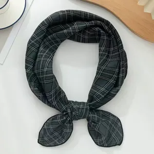 Detaillierte Nahaufnahme eines klassischen Karomusters im Retro-Stil mit feiner Textur.