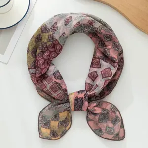 Detaillierte Nahaufnahme des Retro bedruckten quadratischen Schals mit schicken Mustern.