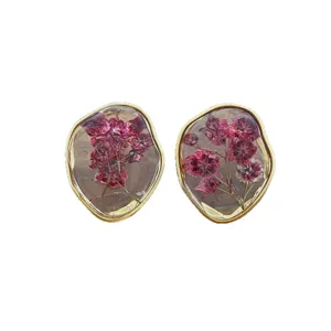 Fashion design dried flower geometric transparent earrings, unique light luxury resin stud earrings.