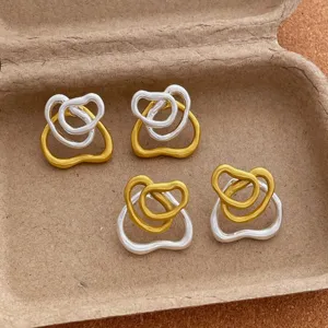 Französische Gold-Silber zweifarbige hohle Doppelring-Ohrringe, schicker Modeschmuck Detailansicht.