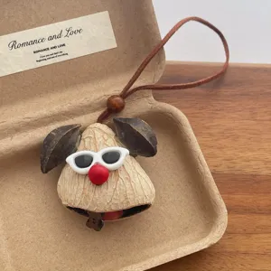Breloque de sac chiot en gousse de graine faite main avec lunettes de soleil, porte-cles mignon.