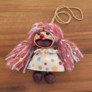 Handgemachte Nussschale Puppe Taschenanhänger, süßer Dopamin Stil Schlüsselanhänger Detail.