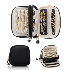 Sac de rangement de bijoux de voyage portable avec compartiments zippés et rouleaux.