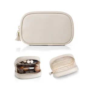 Detalles del neceser de maquillaje de cuero PU beige con bolsillo de red y cremallera.