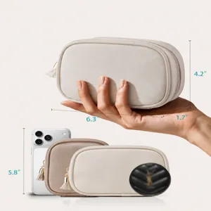 Detalle de bolsa cosmética compacta de cuero PU que muestra dimensiones precisas de 6.3 pulgadas.