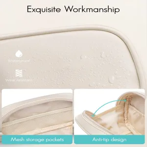 Detalle de bolsa de cosméticos de cuero PU impermeable con bolsillos de malla y diseño antivuelco.