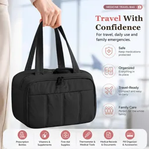 Détail de trousse médicale de voyage noire avec double ouverture et poignée portable pratique.