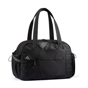 Zwarte gewatteerde tote tas met schouderband, stijlvolle reistas en casual dagelijkse handtas.