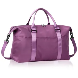 Dettaglio borsa da viaggio viola grande capacita, borsa weekend impermeabile leggera.