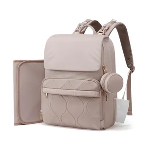Vue détaillée du sac à dos à langer taupe élégant avec matelas à langer et poche matelassée.