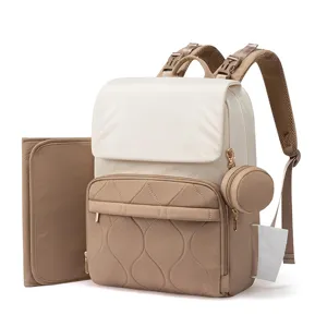 Vue détaillée du sac à dos à langer matelassé élégant en crème et kaki avec matelas à langer.