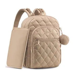 Detalle de mochila cambiador acolchada con cambiador a juego y bolsa lateral.