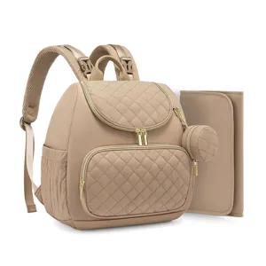 Détail de sac à dos à langer matelassé beige avec ferrures dorées et tapis de change assorti.
