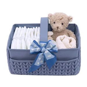 Vue détaillée du panier à langes pour bébé rempli de couches et jouets, rangement pratique.