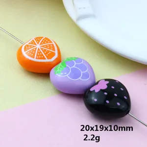 Detalle en primer plano de cuentas de acrílico con forma de corazón e impresión.