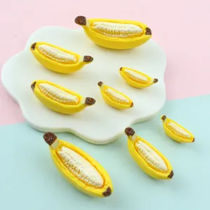 Vista dettagliata di ciondoli banana in resina semi pelata, simpatici accessori fai da te.