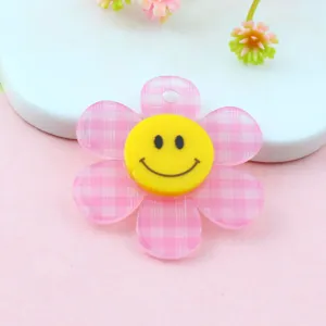 Ciondolo girasole in acrilico a quadri rosa con smiley giallo per gioielli artigianali fai da te.
