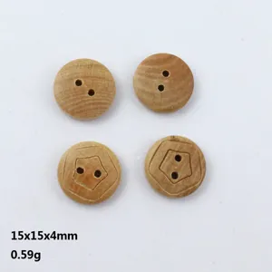 Primer plano detallado de botones de madera redondos con dos agujeros y diseño pentagonal.