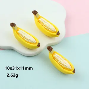 Dettaglio pendente in resina banana mezza sbucciata che mostra texture e dimensioni.