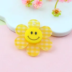 Dettaglio pendente fiore acrilico quadretti gialli, accessorio gioielli fai da te sorriso.