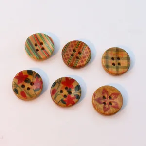 Detalle de botones de madera, botones redondos impresos vintage de cuatro agujeros ropa.