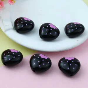 Cuentas sueltas de acrílico corazón fresa negra para cadena de teléfono y joyería