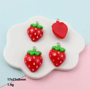 Pendente fragola in resina dettaglio charm DIY creazione gioielli accessorio primo piano