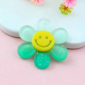 Primo piano del ciondolo di fiore in acrilico sfumato con glitter per la creazione di gioielli fai da te.