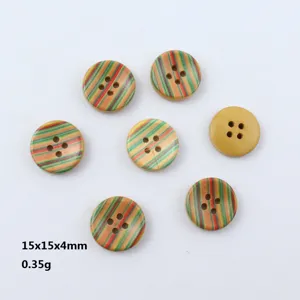 Vista detallada de botones de madera a rayas de colores, 15x15x4mm, acabado liso para ropa.