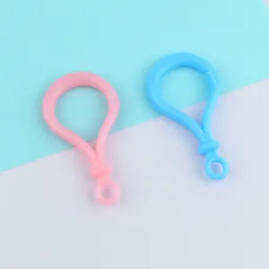 Primer plano de clips de bombilla rosa y azul para llaveros DIY y accesorios de bolsos.
