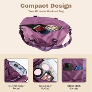 Vista dettagliata della borsa da viaggio viola impermeabile con pratiche tasche interne.