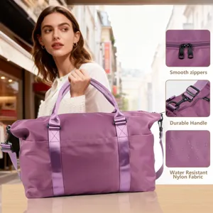 Dettaglio della grande borsa da viaggio viola con nylon impermeabile e cerniere scorrevoli.