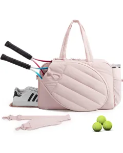 Dettaglio borsa tennis rosa con scomparto racchetta, tasca scarpe e tracolla regolabile.