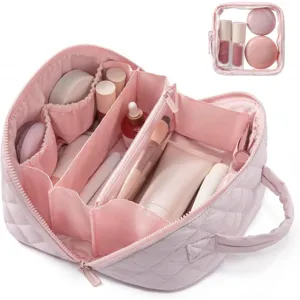 Rosa gesteppte Kosmetiktasche mit grossem Fassungsvermögen und praktischen Fächern.