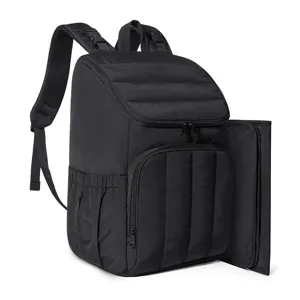 Vue détaillée du sac à dos à langer noir matelassé avec un compartiment et des coutures.