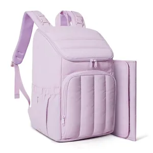 Gros plan détail du sac à dos à langer matelassé violet clair avec coussin à langer.