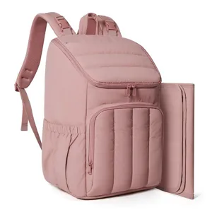 Vue détaillée du sac à dos à langer matelassé rose, tissu doux et design léger pratique.