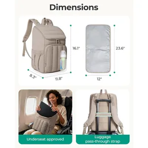 Vue détaillée du sac à dos à langer matelassé avec dimensions et usage en avion.