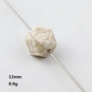Primo piano di perlina in acrilico screpolato 12mm, accessorio fai-da-te 0.9g per gioielli.