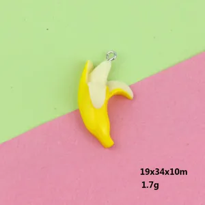 Ciondolo a forma di banana mezza sbucciata in resina dettaglio per gioielli 19x34mm